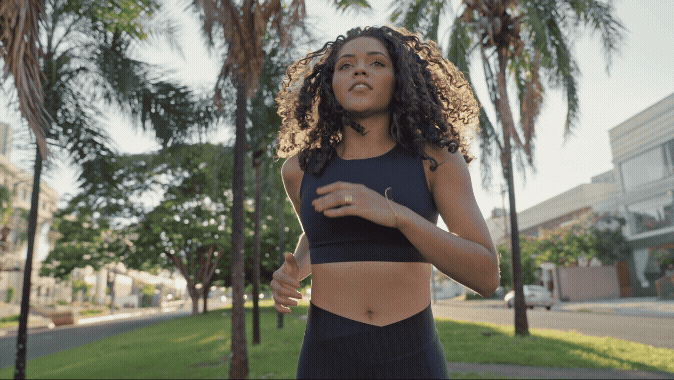 Mulher correndo ao ar livre